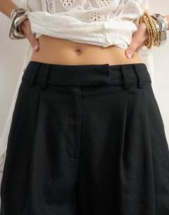 Model wearing Linen bermuda short in black
