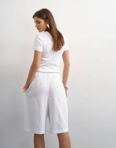 Model wearing Linen bermuda short in white