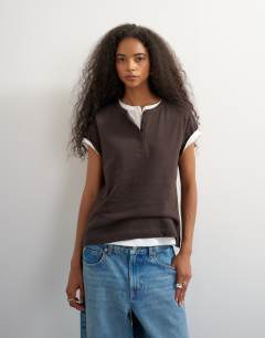 Model wearing Linen blend fitted short sleeve henley in chocolate