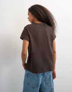 Model wearing Linen blend fitted short sleeve henley in chocolate
