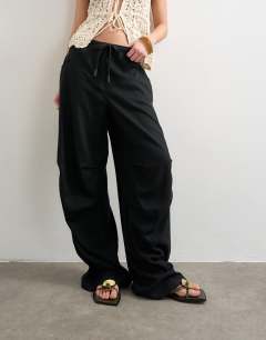 Model wearing Linen cargo trouser in black