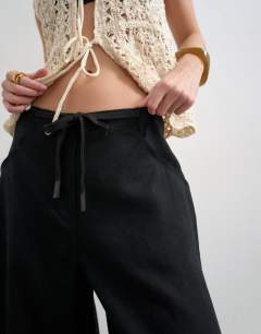 Model wearing Linen cargo trouser in black