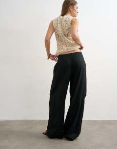 Model wearing Linen cargo trouser in black
