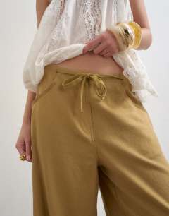 Model wearing Linen cargo trouser in tan