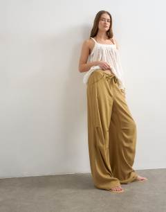 Model wearing Linen cargo trouser in tan