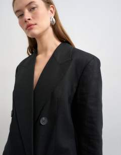 Model wearing Linen chuck on blazer in black