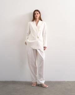 Model wearing Linen chuck on blazer in ecru