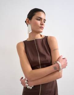 Model wearing Linen rich mini shift dress in brown with top stitch