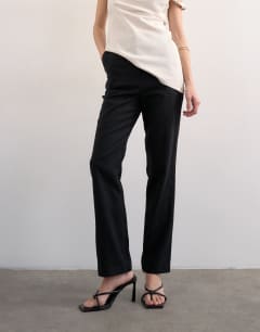 Model wearing Linen slim fit trouser in black