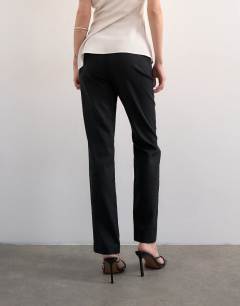 Model wearing Linen slim fit trouser in black