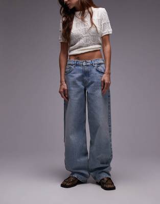 Topshop - Locker geschnittene Jeans in Bleach-Waschung mit niedrigem Bund und Schnallenriemen-Blau