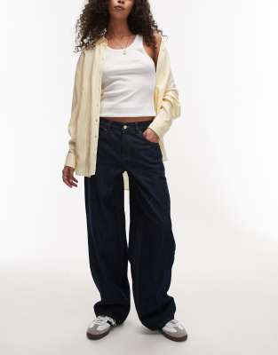 Topshop - Locker geschnittene Jeans in indigoblauer Raw-Waschung mit niedrigem Bund und Schnallenriemen