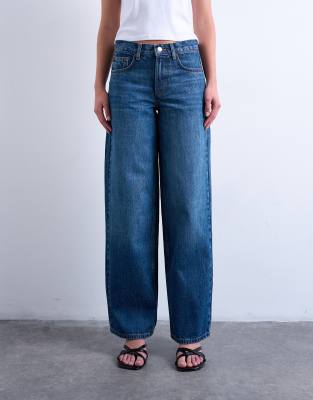 Topshop - Locker geschnittene Jeans in Mittelblau mit niedrigem Bund und Schnallenriemen
