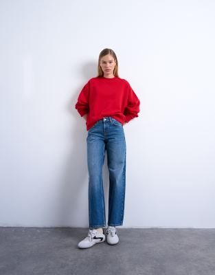 Topshop - Locker geschnittene Jeans in Vintage-Blau mit niedrigem Bund und Schnallenriemen