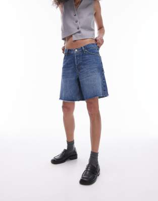 Topshop - Locker geschnittene Jeans-Jorts in mittlerem Blau