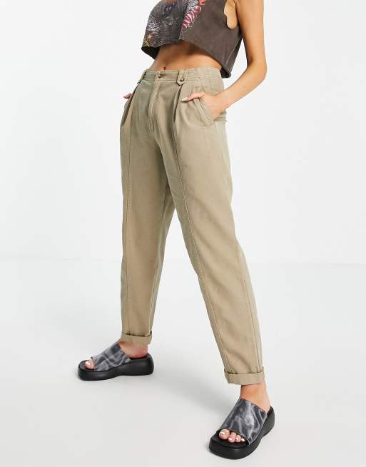 Topshop – Locker geschnittene Karottenhose in Stein mit Knopfschlaufe