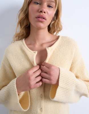 Topshop - Locker geschnittene, lässige Strickjacke aus Rippstrick in Buttermilchgelb