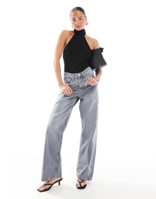 Topshop - Locker geschnittene Straight Jeans in verwaschenem Grau mit mittelhohem Bund