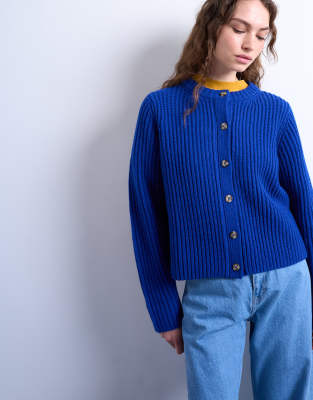 Topshop - Locker geschnittene Strickjacke in Blau mit Rippmuster und Knopfleiste