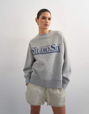 Topshop - Locker geschnittenes Sweatshirt mit „Studio Six"-Print-Grau
