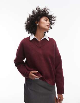 Topshop - Locker sitzender, hochwertiger Strickpullover aus 100% Lammwolle in Burgunderrot mit V-Ausschnitt-Bunt