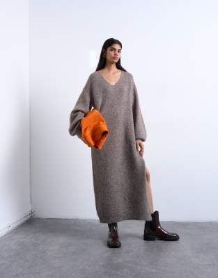 Topshop - Lockeres Midi-Strickkleid in Schokobraun mit V-Ausschnitt-Brown
