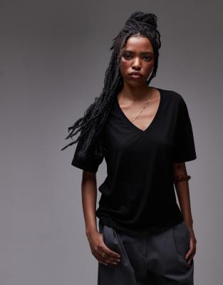Topshop - Lockeres T-Shirt in Schwarz mit V-Ausschnitt