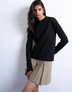 Model wearing Long sleeve boxy tee in black