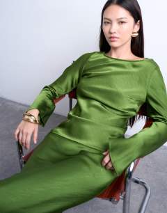 Model wearing Long sleeve cowl detail top in green