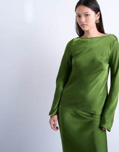Model wearing Long sleeve cowl detail top in green