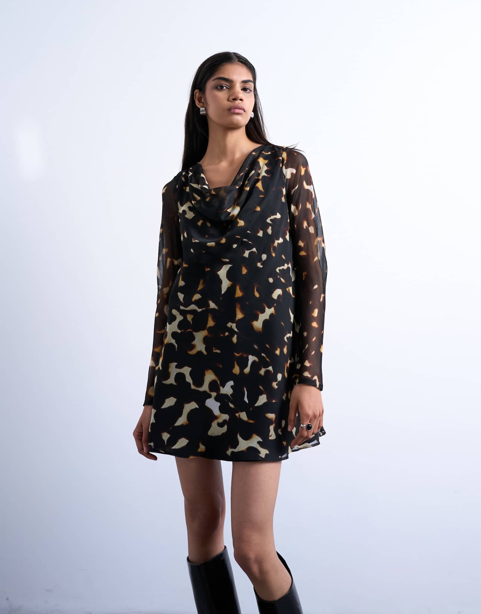 Мини-платье для чаепития с воротником-хомутом и длинными рукавами от Topshop с черепаховым принтом
