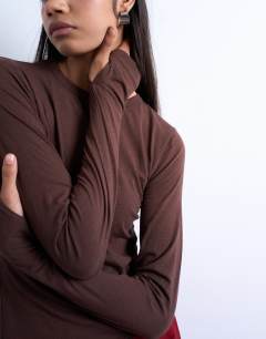 Model wearing Long sleeve crew neck superfine top in chocolate brown