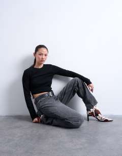 Model wearing Long sleeve everyday tee in black