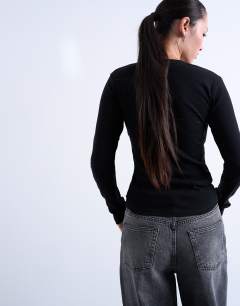 Model wearing Long sleeve everyday tee in black