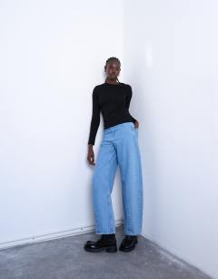 Model wearing Long sleeve everyday tee in black