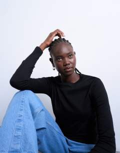 Model wearing Long sleeve everyday tee in black