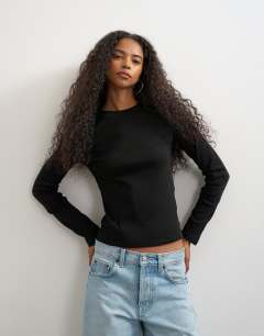 Model wearing Long sleeve everyday tee in black