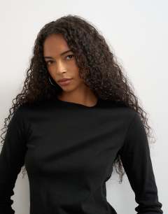 Model wearing Long sleeve everyday tee in black
