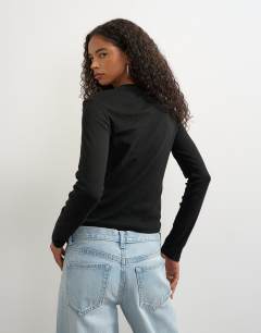 Model wearing Long sleeve everyday tee in black