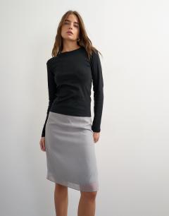 Model wearing Long sleeve everyday tee in black