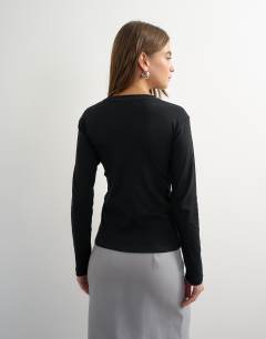 Model wearing Long sleeve everyday tee in black