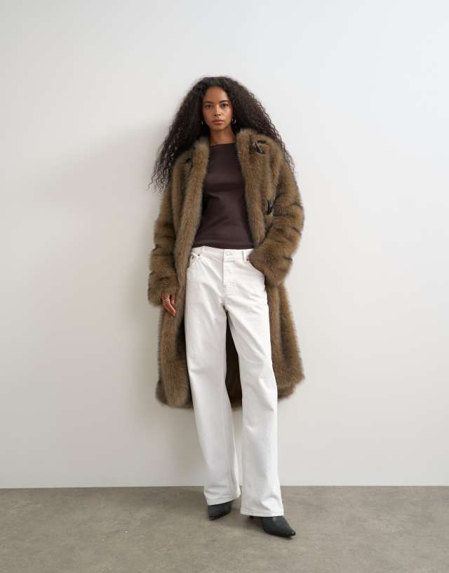 マロン【不良あり】THE TOE Tiergarten Coat Topshop long sleeve everyday tee in chocolate | ASOS