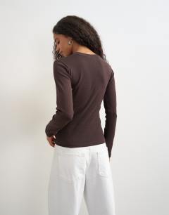 Model wearing Long sleeve everyday tee in chocolate