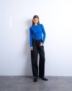 Model wearing Long sleeve everyday tee in cobalt blue