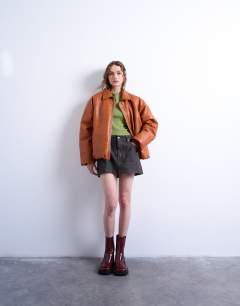 Model wearing Long sleeve everyday tee in green