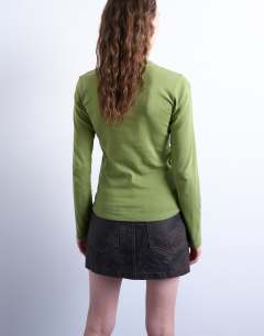 Model wearing Long sleeve everyday tee in green