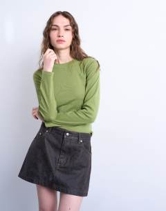 Model wearing Long sleeve everyday tee in green
