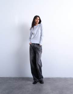 Model wearing Long sleeve everyday tee in grey marl