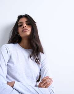 Model wearing Long sleeve everyday tee in grey marl