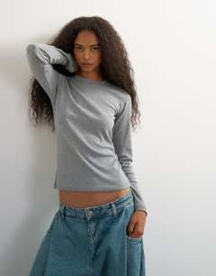 Model wearing Long sleeve everyday tee in grey marl